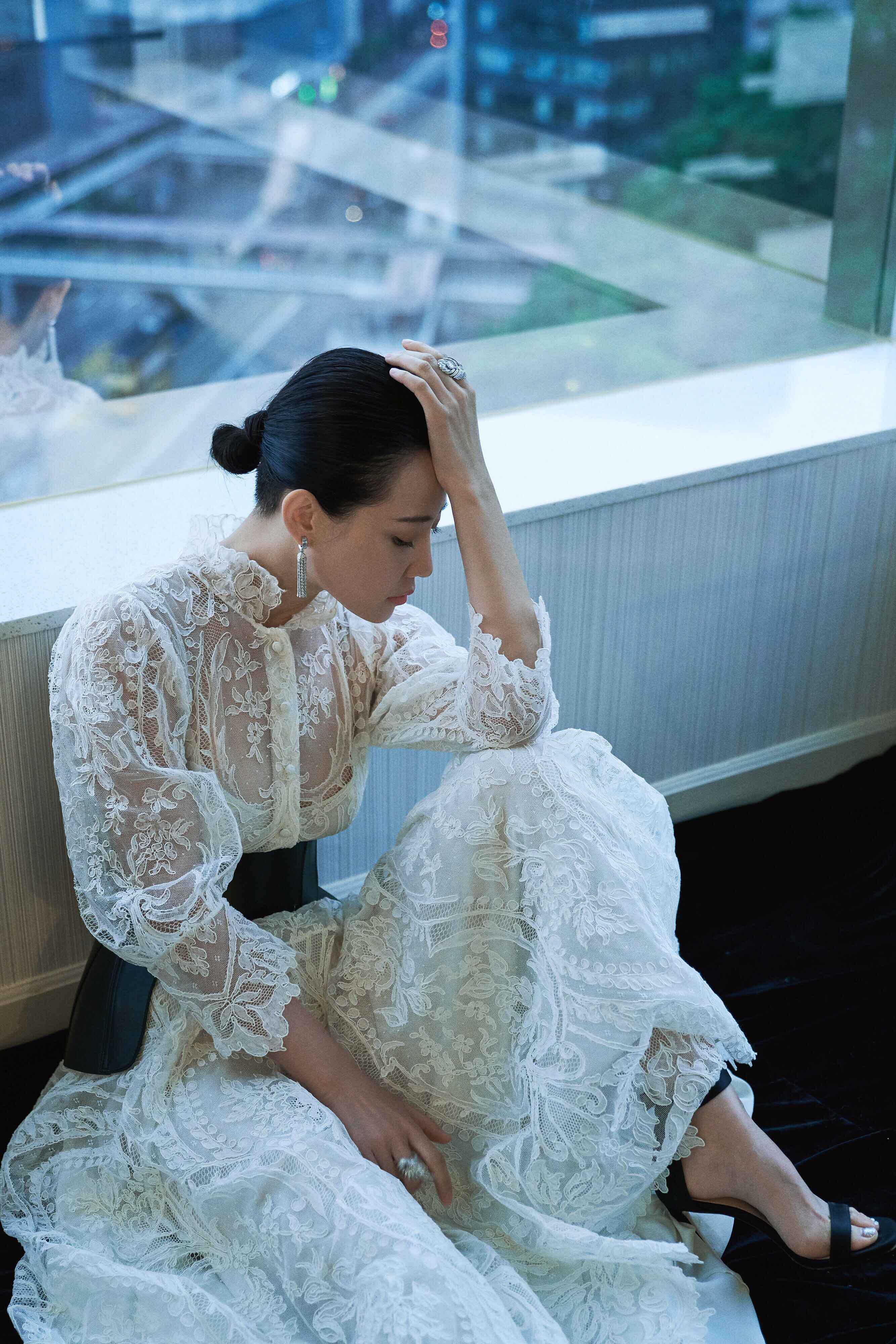 "高贵妃"谭卓一席白色长裙 身材又好人又美!