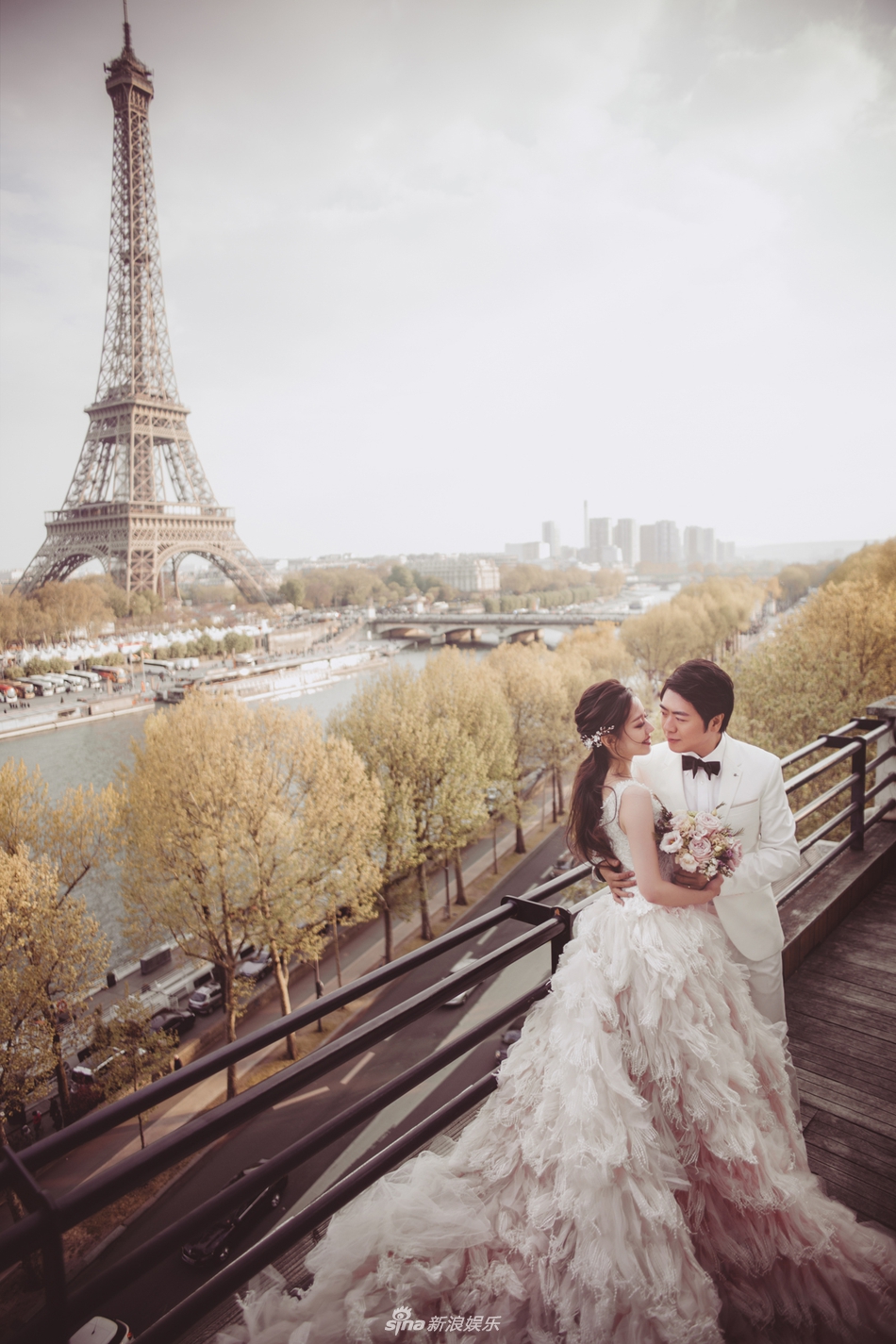 郎朗与24岁混血妻子婚纱照曝光巴黎铁塔下甜蜜依偎