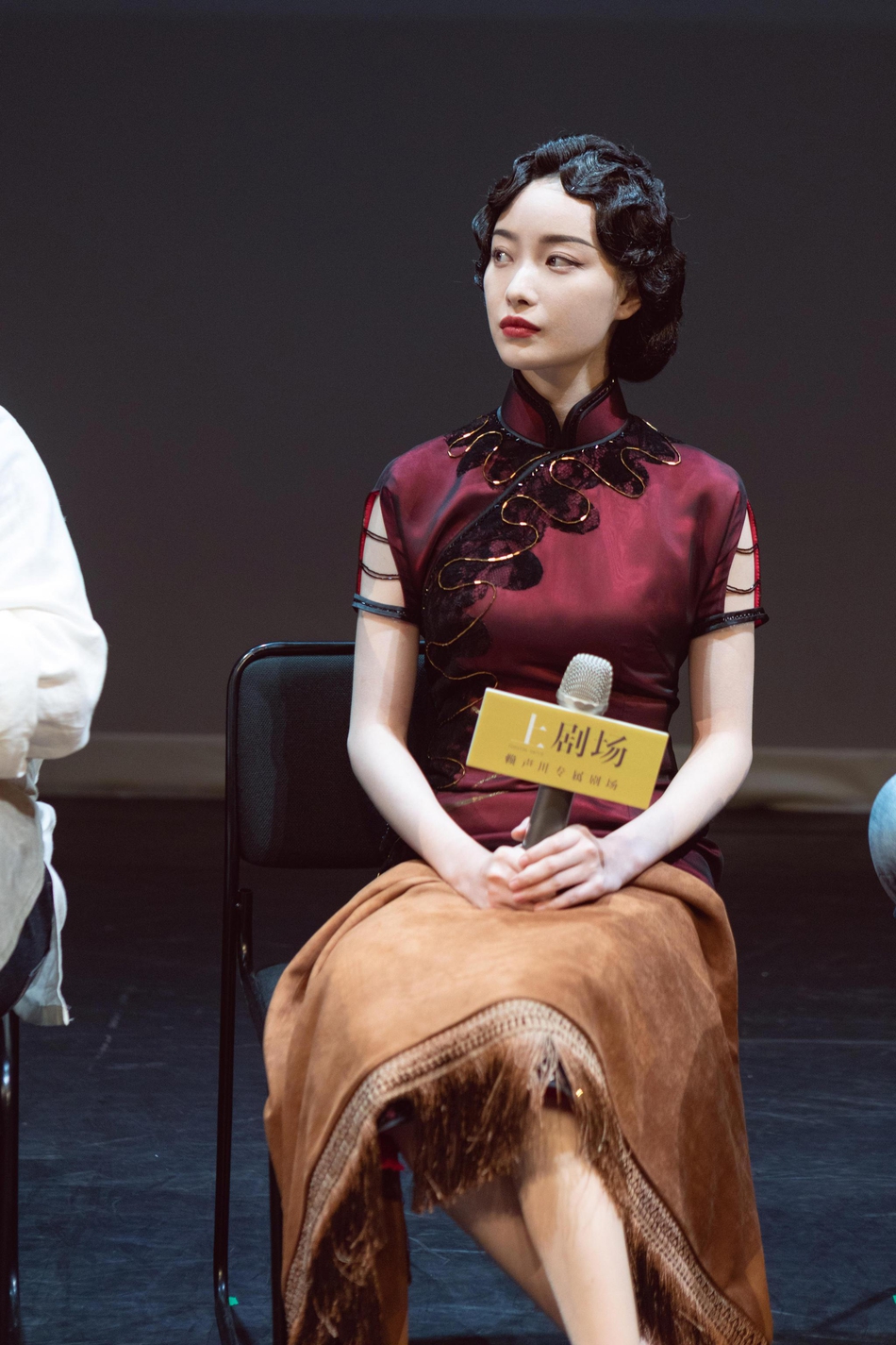 倪妮话剧复古造型惊艳首秀一颦一笑美艳动人