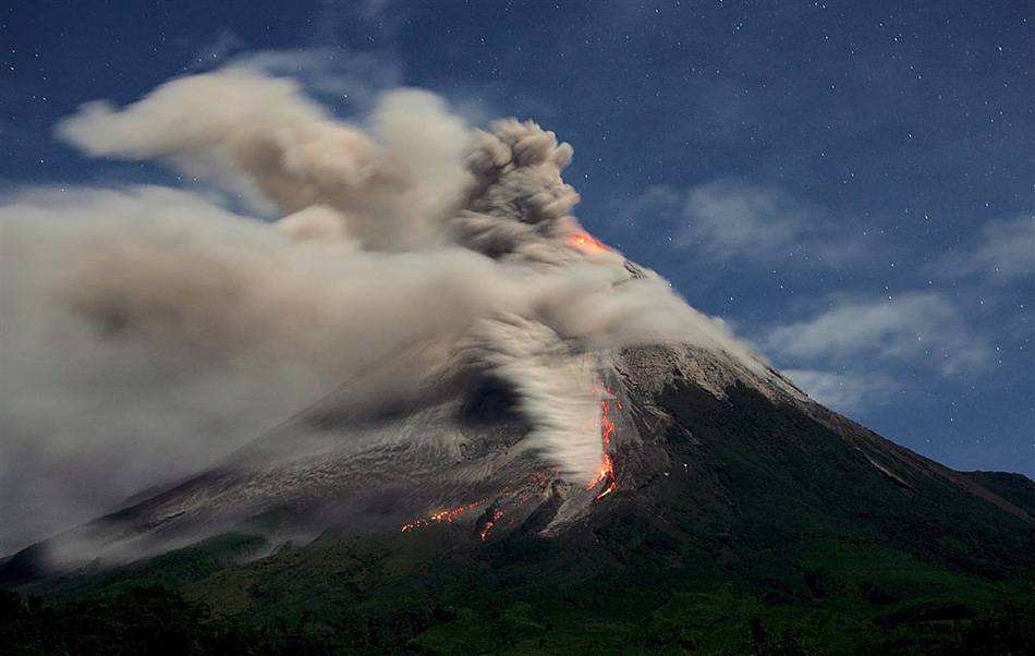 印尼日惹默拉皮火山喷发火山灰柱高度达3000米