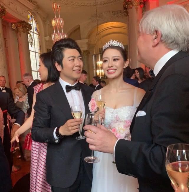 婚礼现场布置得华丽又不失浪漫,郎朗与妈妈先进场