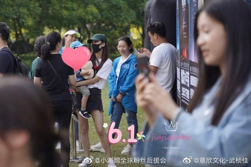 此前，也有网友偶遇到baby带着小海绵参加亲子营活动。