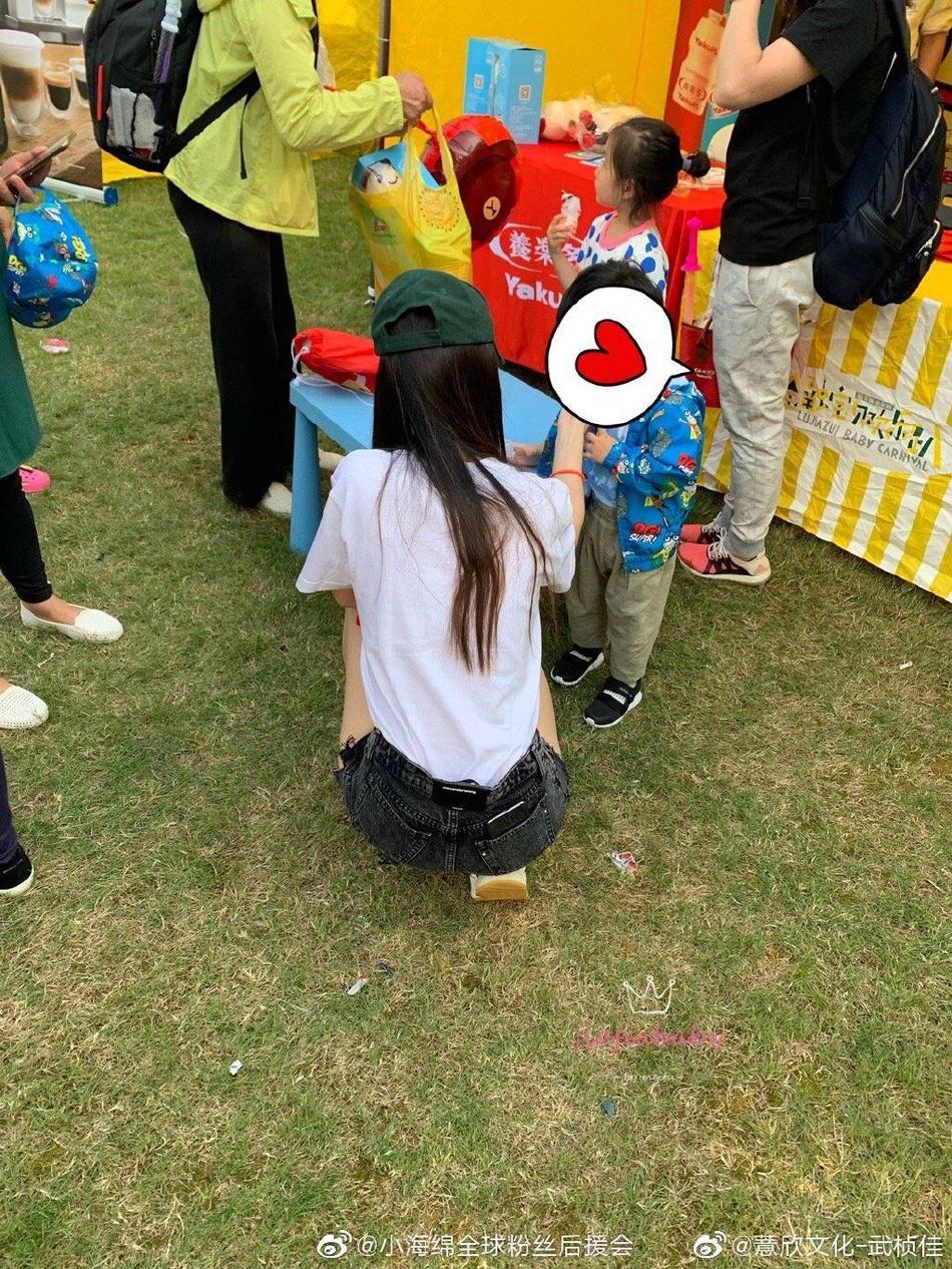 此前，也有网友偶遇到baby带着小海绵参加亲子营活动。