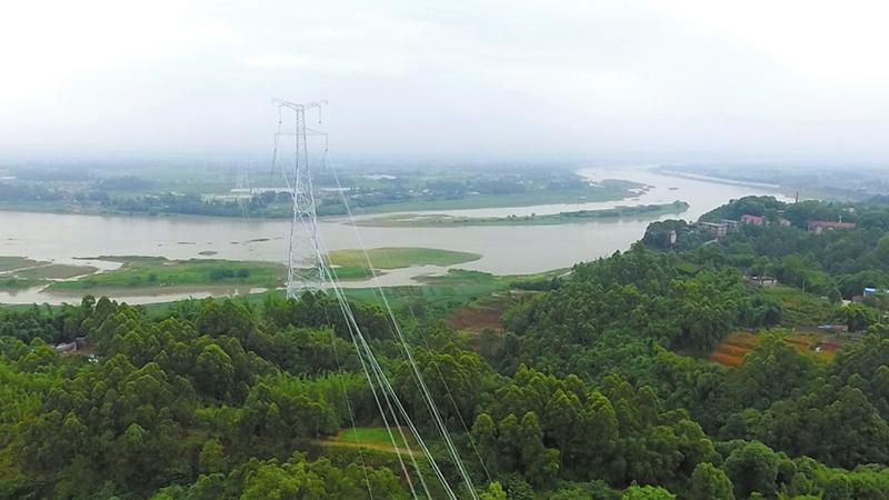 无人机牵线搭“天路”超高压线飞越数百米宽岷江