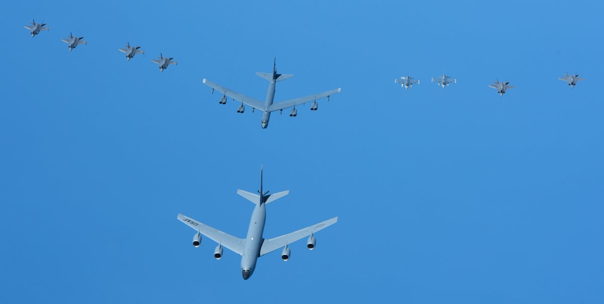 4 美军战略轰炸机在美意f35护航下进行空中演习