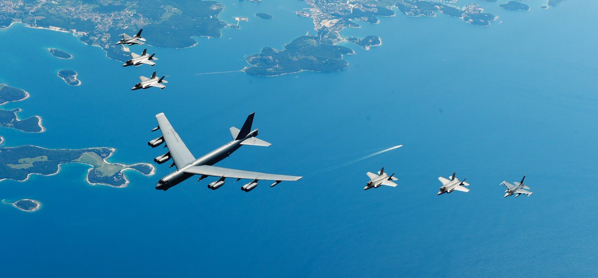 美军战略轰炸机在美意f35护航下进行空中演习