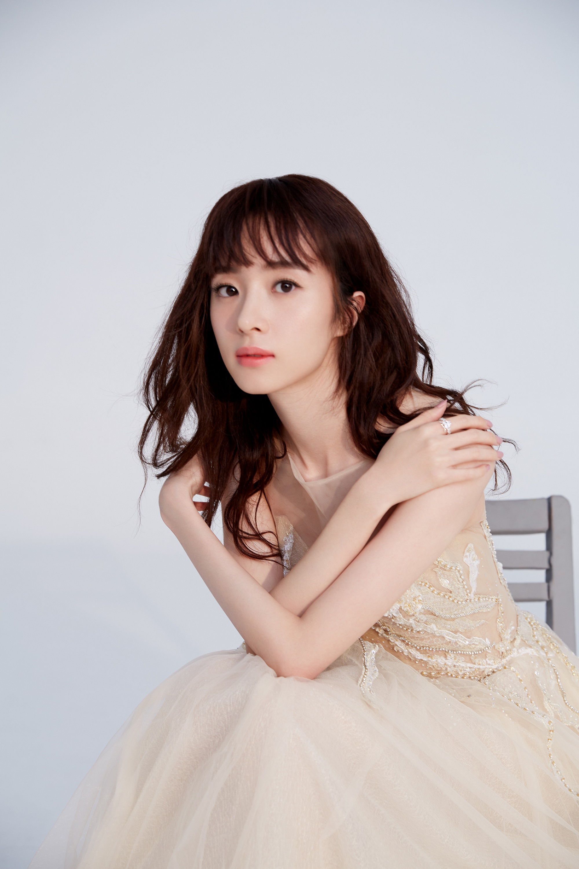 胡冰卿纱质长裙更飘逸空气刘海少女感满满