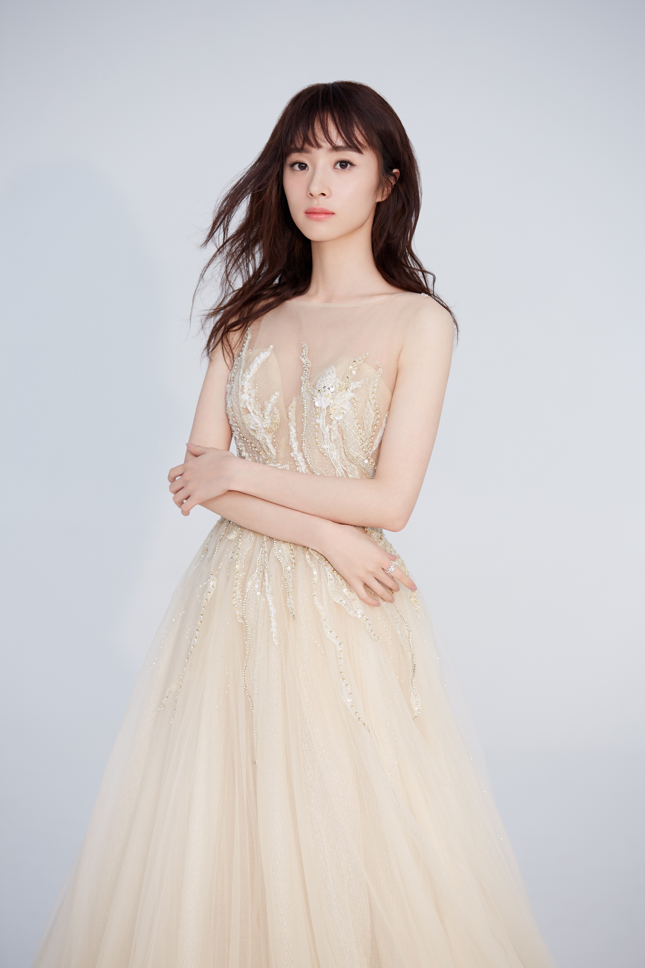 胡冰卿纱质长裙更飘逸空气刘海少女感满满