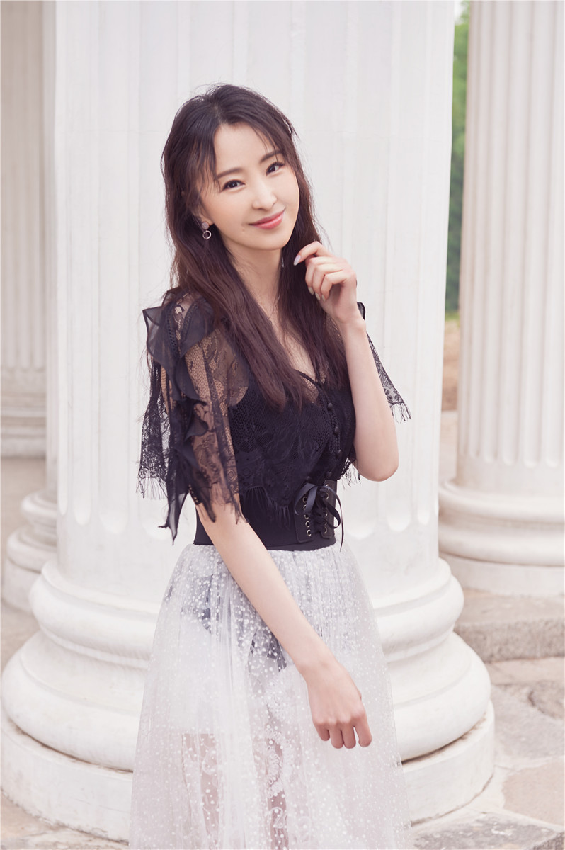 林静夏季黑色蕾丝长裙性感迷人尽显女人味