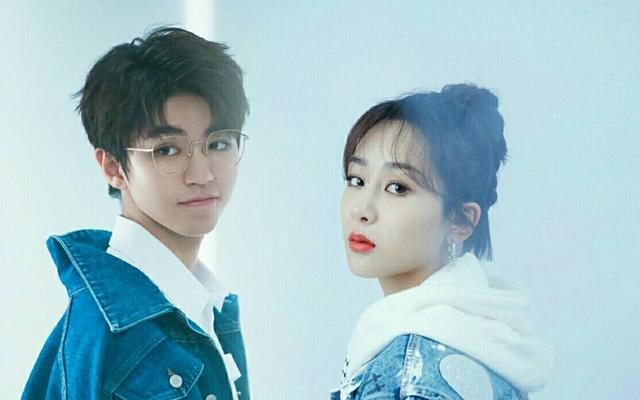 杨紫和王俊凯坐同班飞机,见小凯粉丝人山人海,秒变表情包好可爱