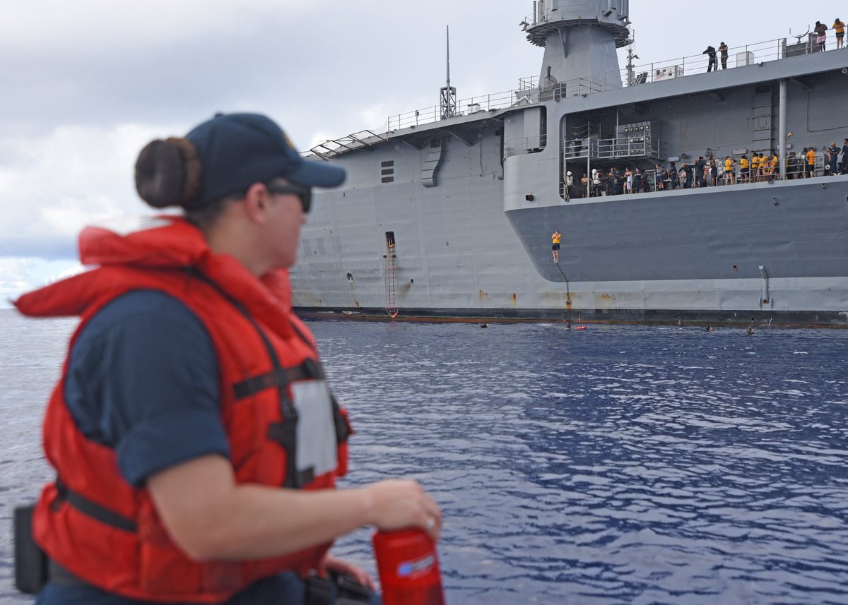美蓝岭号指挥舰水兵在世界最深海洋游泳