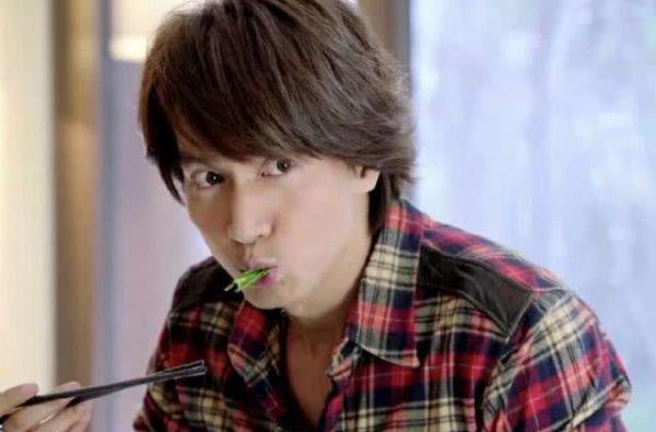 有一种“整容”叫言承旭露额头,撩刘海梳大背头,简直变了个人