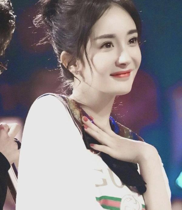 只有杨幂能够拯救死亡芭比粉，当她做好美甲后，粉丝：神仙颜值!