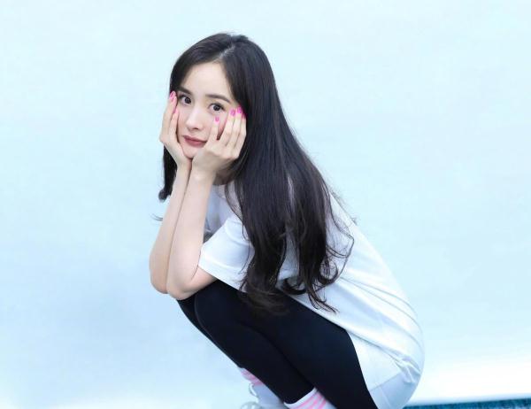 只有杨幂能够拯救死亡芭比粉，当她做好美甲后，粉丝：神仙颜值!