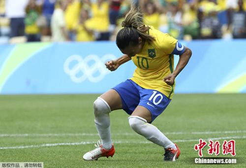 资料图： 巴西球员玛塔在比赛中。