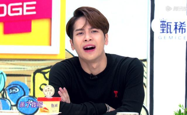 先是何炅安排了双方对视10秒的环节,结果没想到,王嘉尔一秒便破功。完全不敢直视杨紫的眼睛。