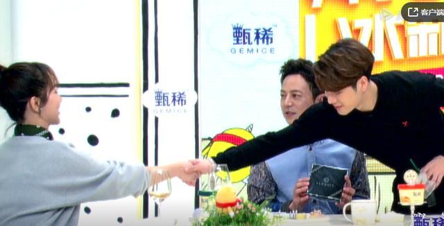 之后,王嘉尔搞笑地戴上了手套。一旁的何炅吐槽他:“是为了保鲜吗?”场面一度十分搞笑了。