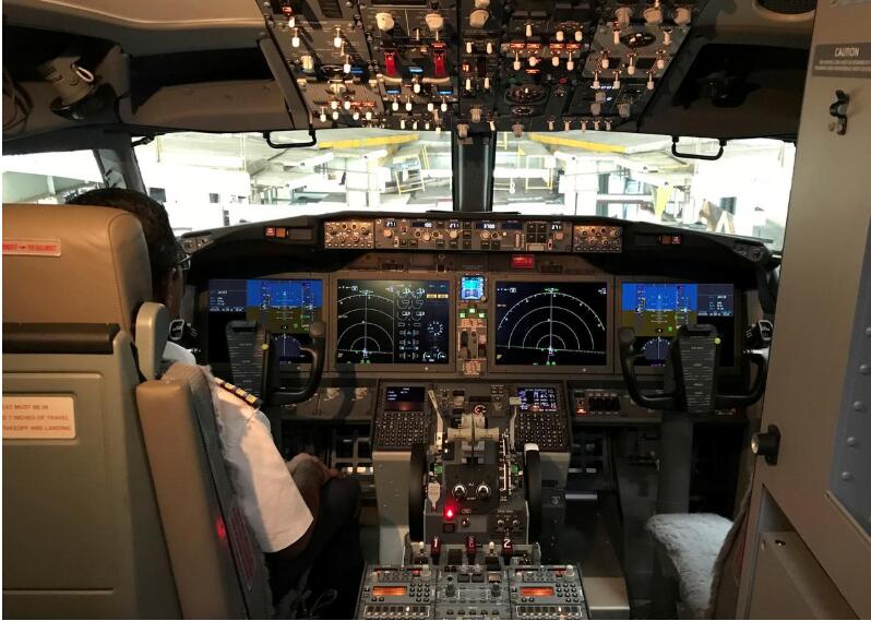 737 MAX 8客机驾驶舱(图源：路透社)
