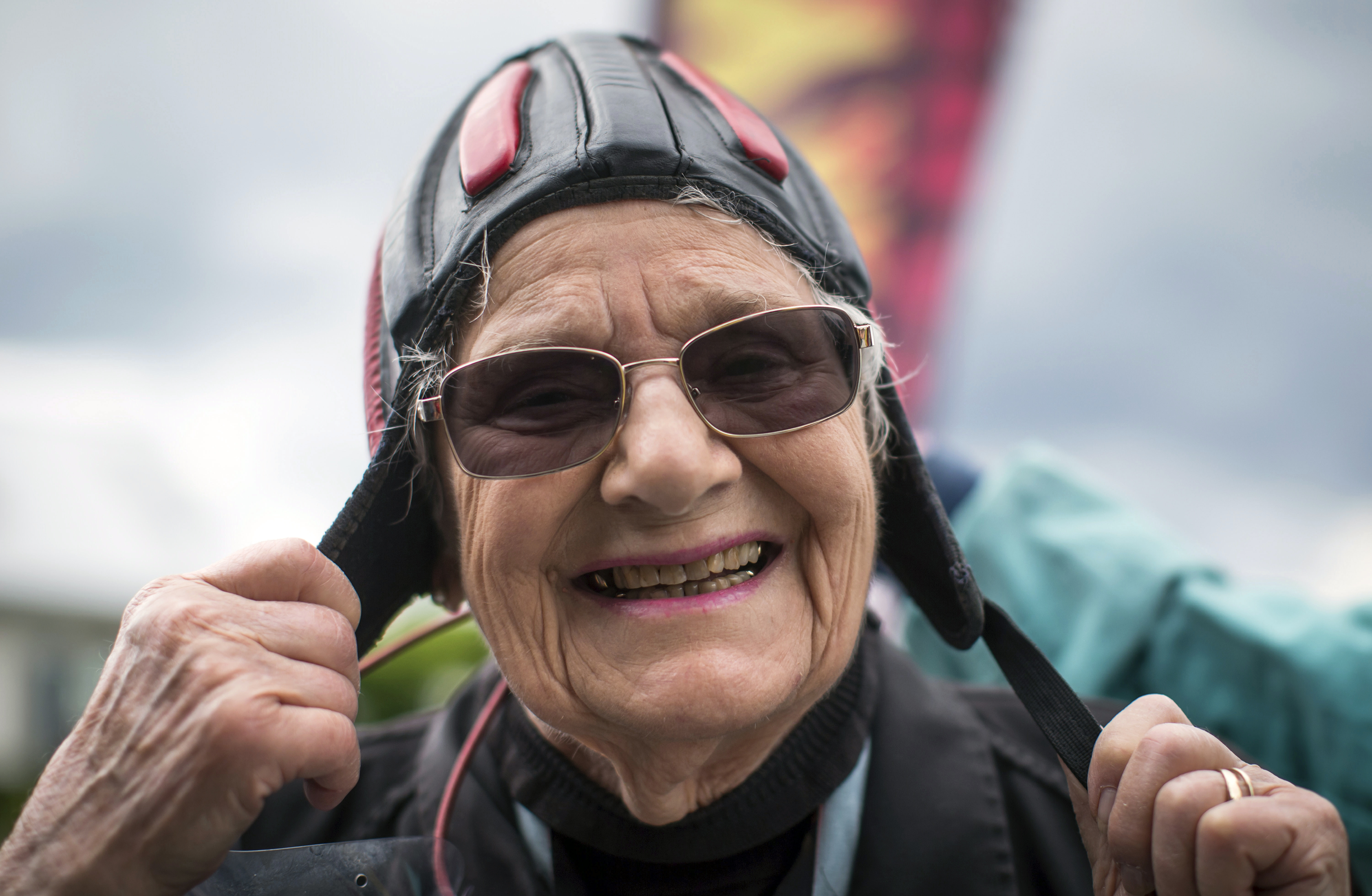 4 年龄挡不住一颗勇敢的心!加拿大90岁老人挑战高空跳伞