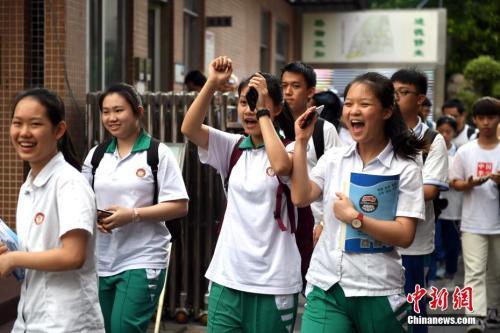 资料图：6月8日，广州华师附中考点，考生在考试结束后轻松走出考场。中新社记者 姬东 摄