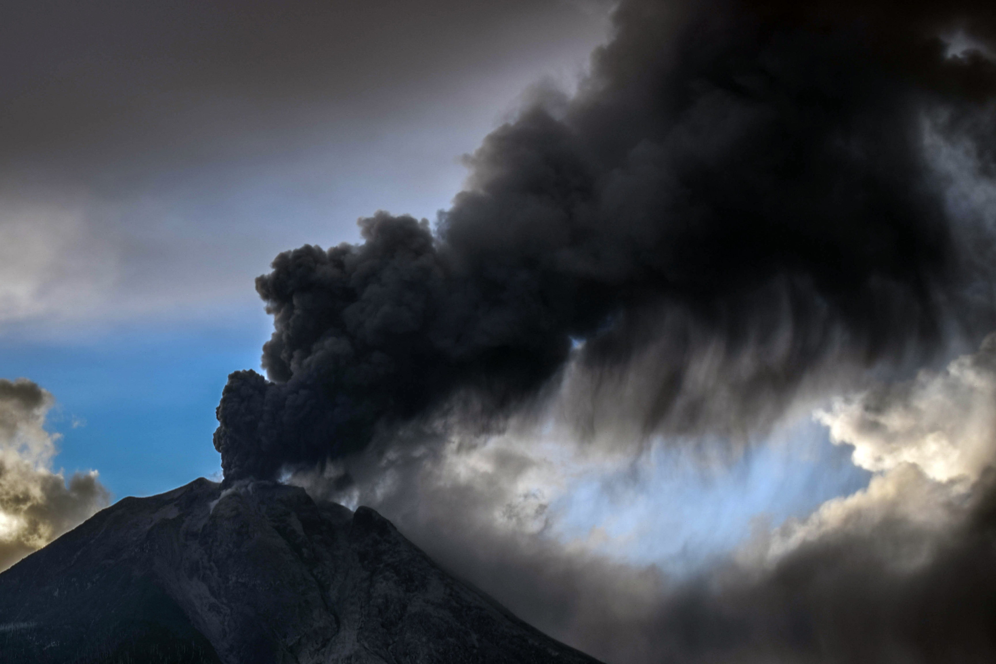 印尼锡纳朋火山喷发浓烟滚滚 火山灰直冲云霄