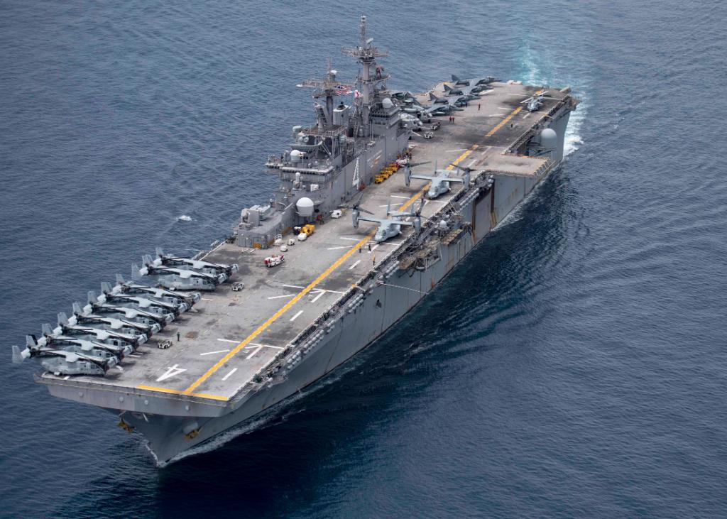 美海军拳师号两栖攻击舰和法唯一航母印度洋演习
