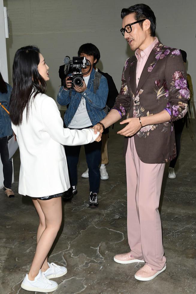 李沁、胡兵现身某品牌秀。