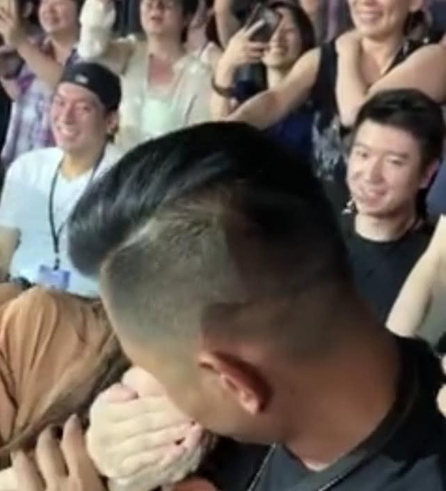 这一晚，坐在贵宾席的大S会不会也跟老公亲吻呢？
