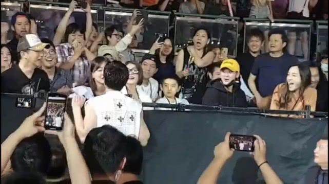 除了王力宏夫妇之外，陈建州也在现场强吻老婆范玮琪，逗笑观众。