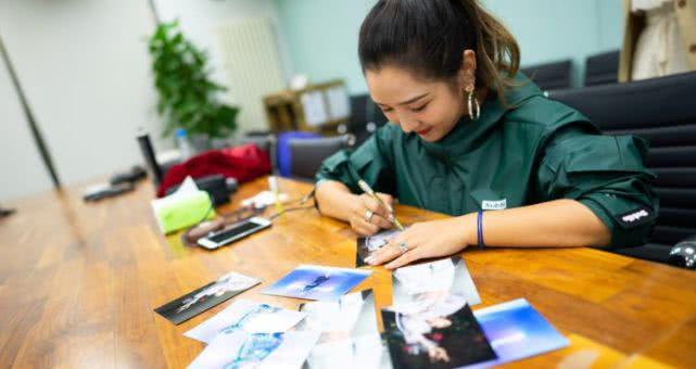 何洁带娃参加学校活动，宽大的上衣遮不住发胖的体型，赘肉明显