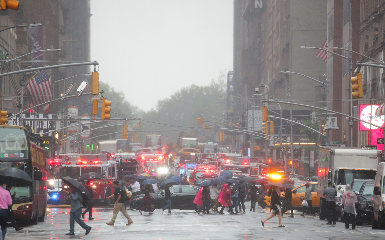 事故发生时纽约正下着大雨，大量警车、消防车和救护车将第七大道封锁得水泄不通。(路透社)