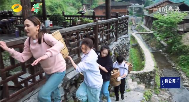 单手拎一大筐萝卜和一手扶着筐一手拎萝卜感觉都很轻松！