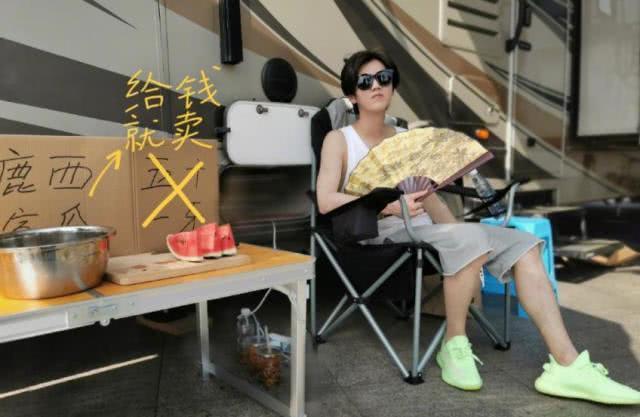 与鹿晗、陈赫一起同行的还有电影《上海堡垒》的导演,想来这次参加节目是为了新电影做作宣传。