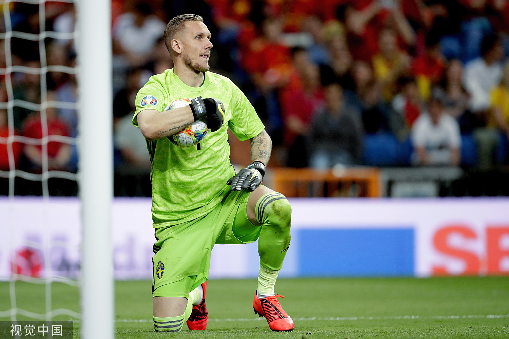 西班牙全队庆祝进球   拉莫斯护球   瑞典门将奥尔森本场发挥已极为