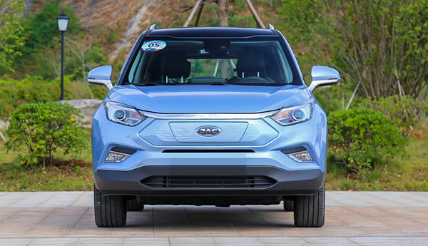 因此你能看到诸多s4的影子,前脸的封闭式进气格栅彰显了其电动车身份