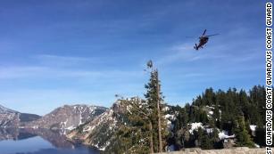 救援直升机飞跃火山口，图源：CNN