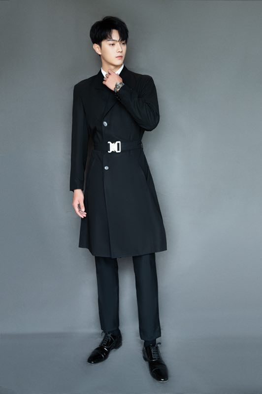 许凯携新作品亮相红毯黑色风衣绅士儒雅