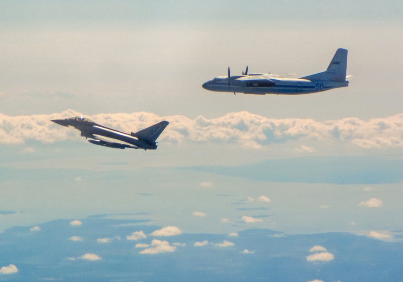 英军“台风”战斗机拦截俄军安-24运输机