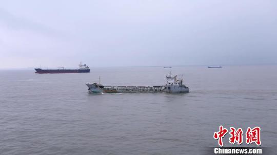 “海巡01”轮发现一艘航迹和船舶信息极为可疑的油船。 供图