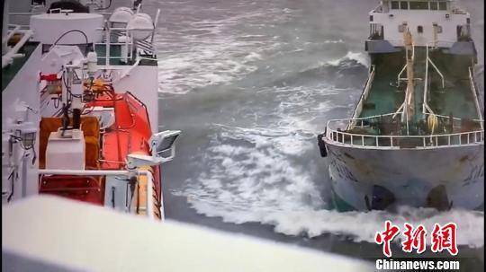 “幽灵”油船冲向上海海事局公务船“海巡01”轮。 供图