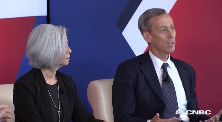克雷格·艾伦(右)与西娅·李(左)共同出席CNBC资本交易峰会，图源：CNBC视频截图