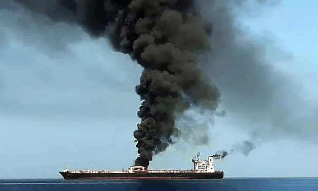 阿曼湾两艘油轮遇袭，图源：AFP 