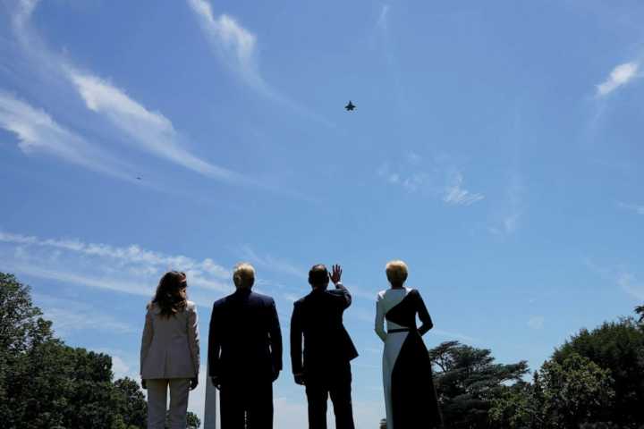 两位总统及其夫人一同欣赏F-35飞行表演