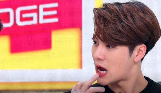 可爱的王嘉尔然后一阵展示这他完美的牙齿！