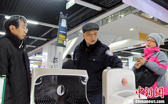 图为正在挑选空气净化器的市民。中新社记者 韩冰 摄