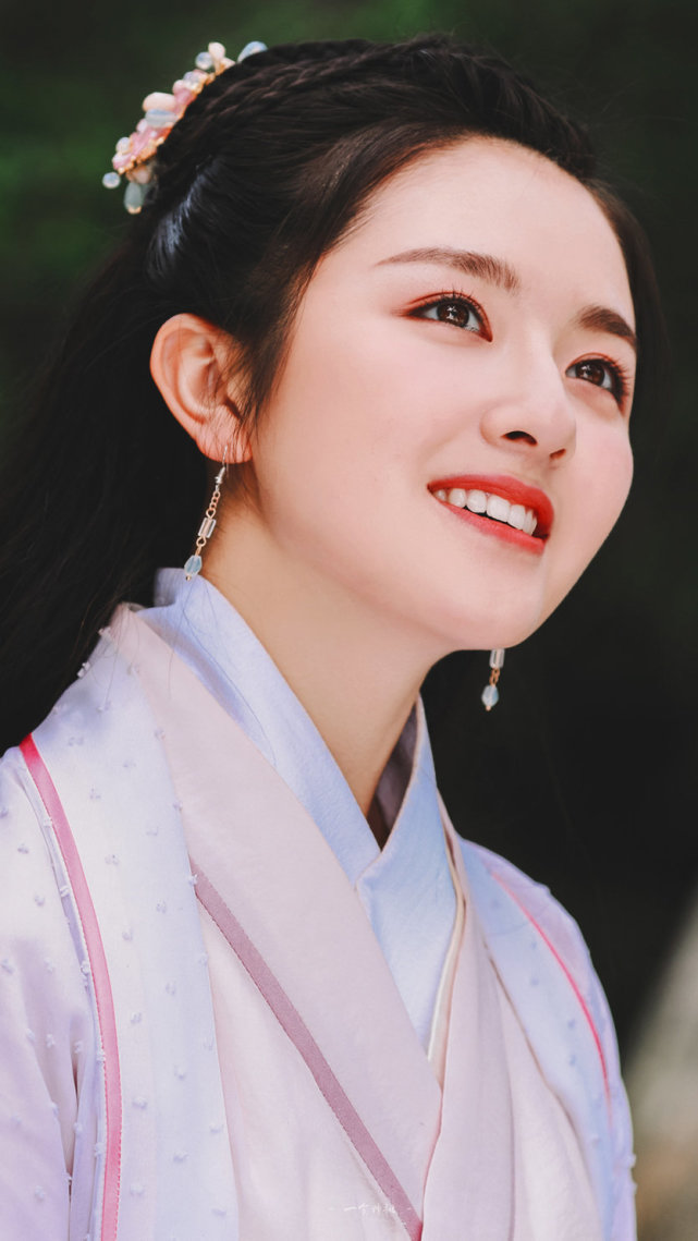 李兰迪古装新扮相秀美绝伦，比陈钰琪的新版赵敏都要美
