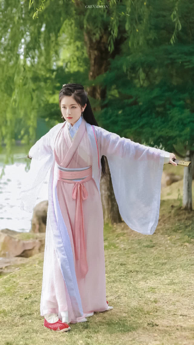 李兰迪古装新扮相秀美绝伦，比陈钰琪的新版赵敏都要美