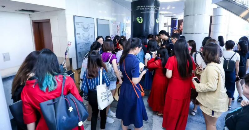 一大波热情的观众朋友们!