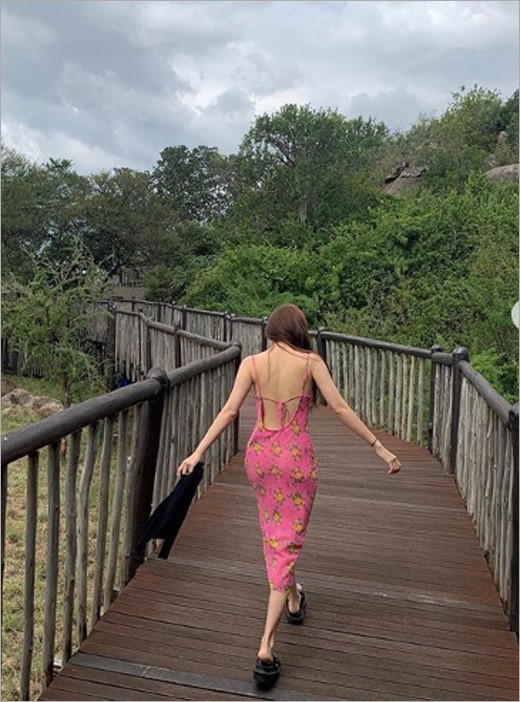 朴孝敏sns晒泳装照 健康小麦色皮肤配白色泳装显身材