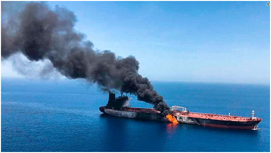 油轮13日在阿曼湾遇袭起火